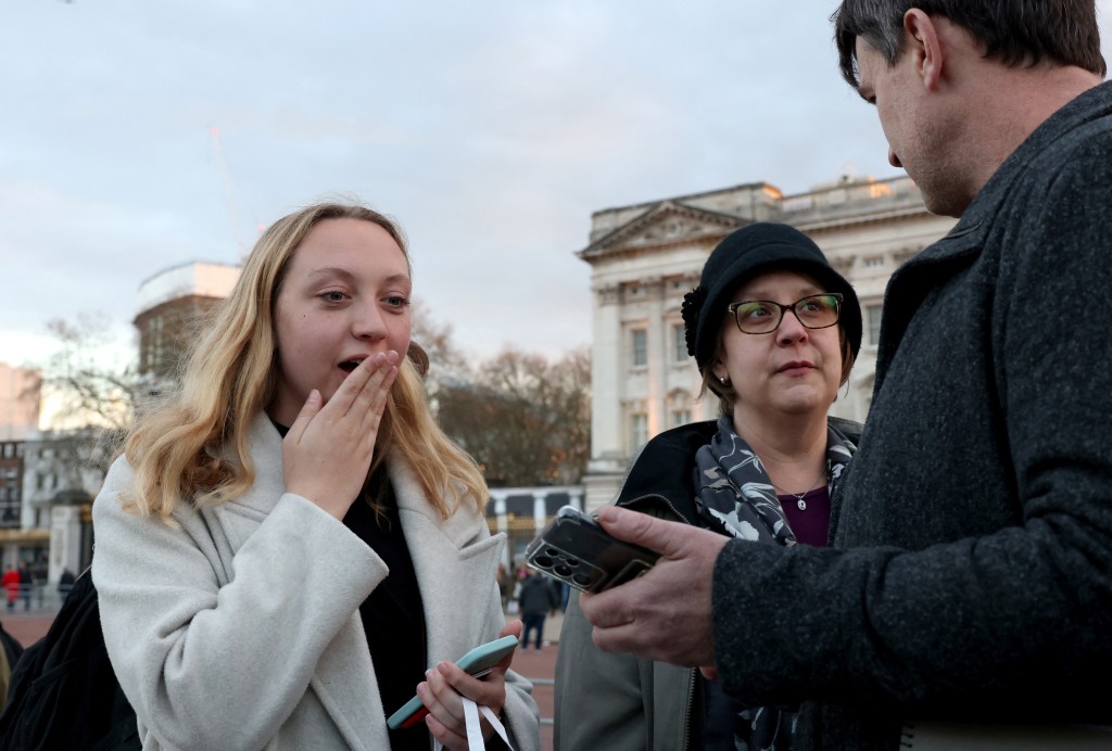 白金汉宫外，英国民众关心凯特的消息。　路透社
