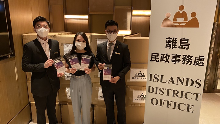 離島民政事務處在區內派發檢測包。政府新聞處圖片