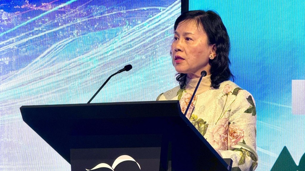 運物局局長陳美寶向國際航運界闡述當局在推動香港成為綠色船用燃料加注中心的努力。運物局FB