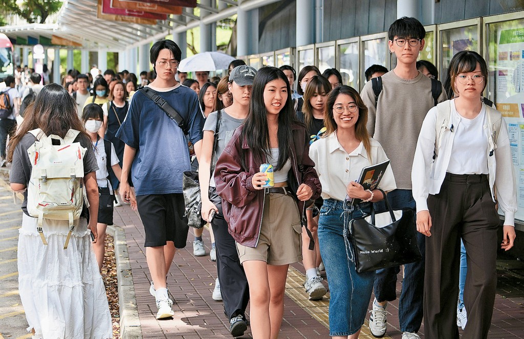 新一份《施政報告》將8間資助大學的非本地本科生上限提高至50%。