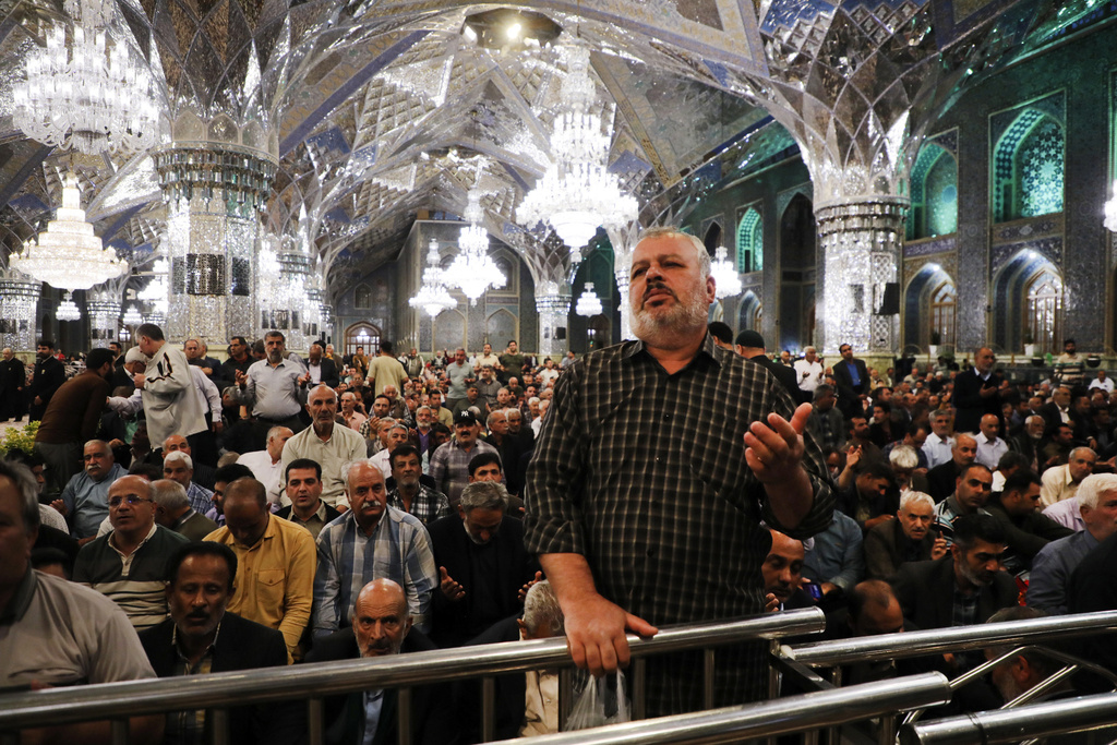 伊朗民众为莱希祈祷。美联社