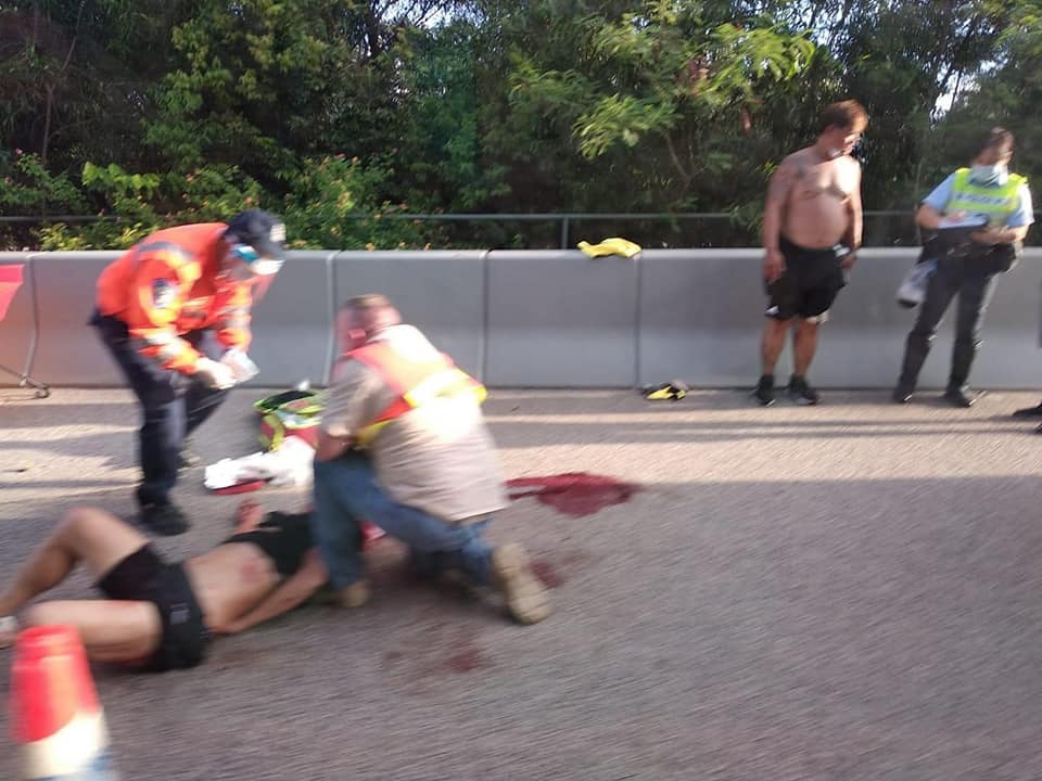 男司機受傷倒臥屯門公路。突發事故報料區網民Sam Le圖片