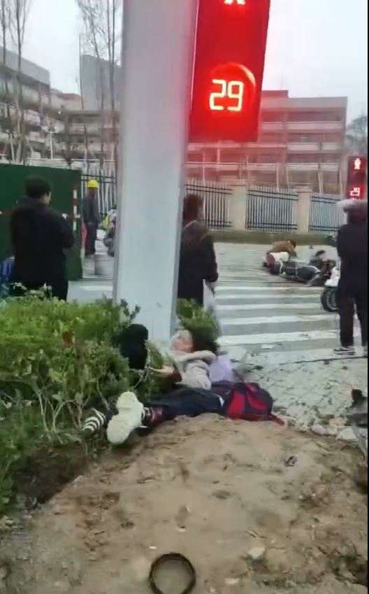 白色私家車撞入等過馬路的人群，造成嚴重傷亡。Ｘ