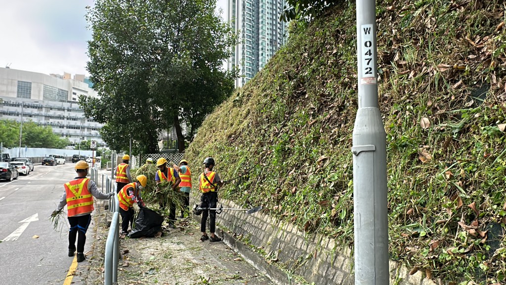 荃湾油麻磡路一处斜坡工人剪草期间发生工业意外。刘汉权摄