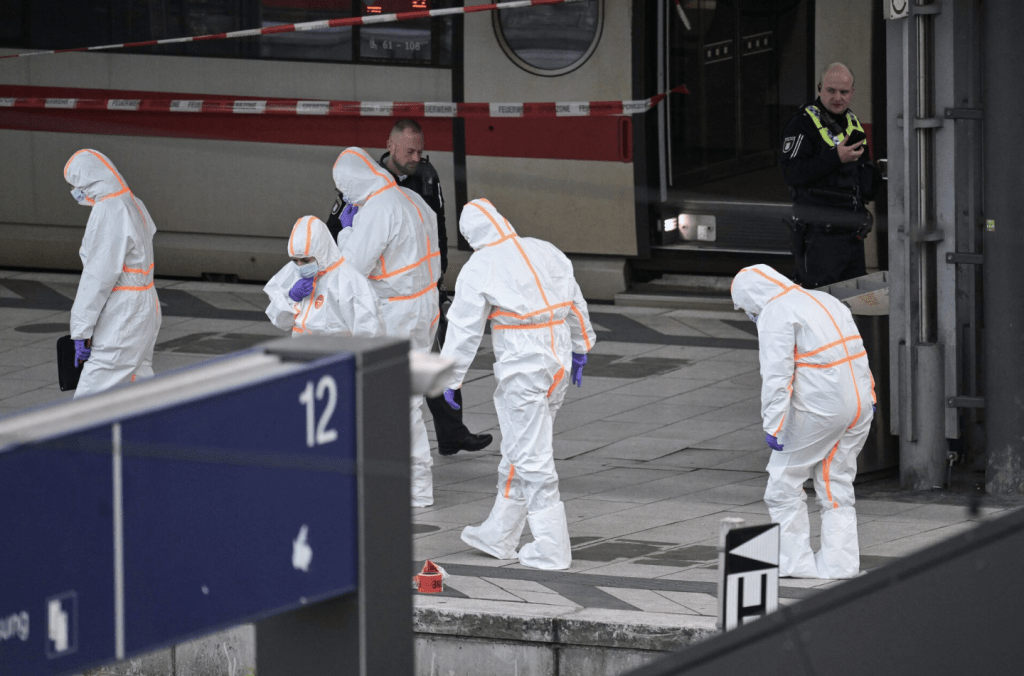 周五傍晚於漢堡火車站發生嚴重持刀襲擊事件，造成至少12人受傷，其中三人情況危殆。路透社
