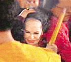 黃夏蕙於2003年上香時假髮被人撞甩，直播意外曝光成熱話。資料圖片