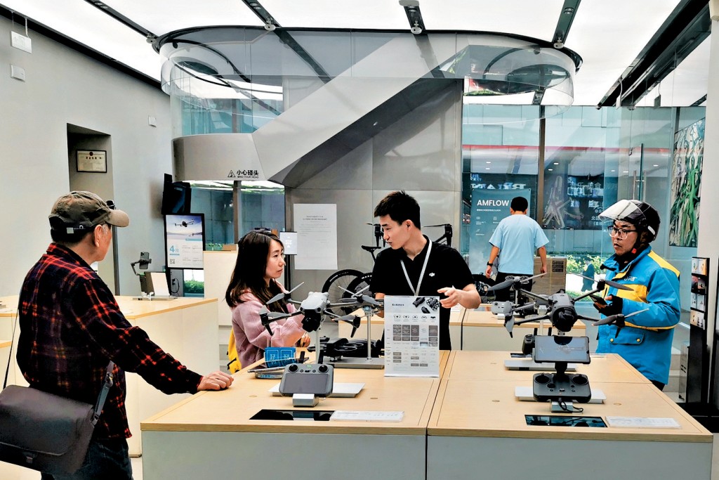 北京大疆國貿旗艦店內，客戶向銷售員諮詢無人機庫存。