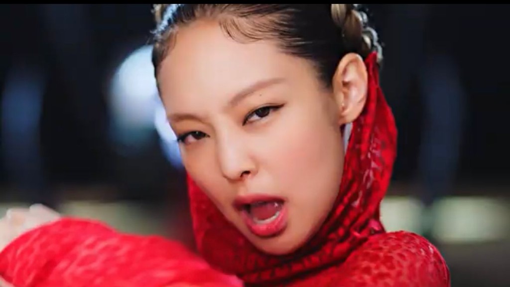 Jennie一開場穿上紅色中東裝Rap。