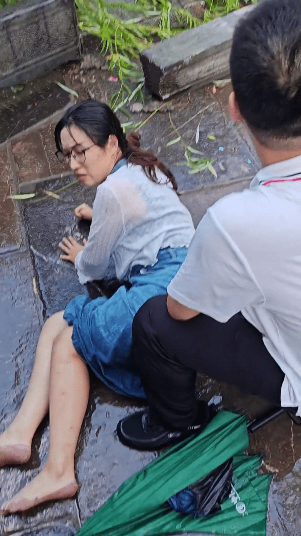 傷者倒地。