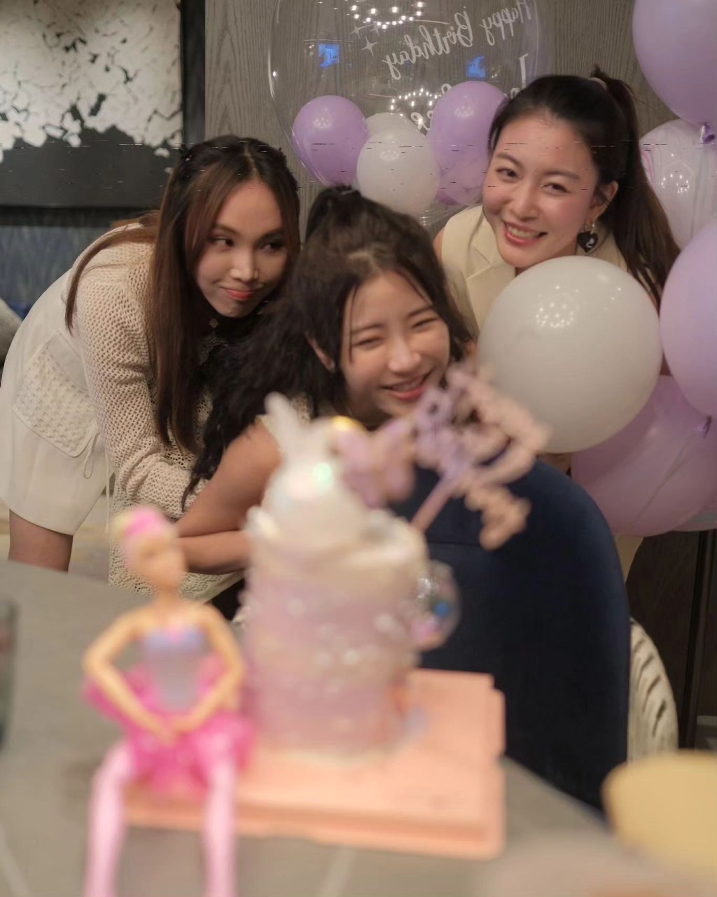利颖怡与友人庆祝36岁生日。