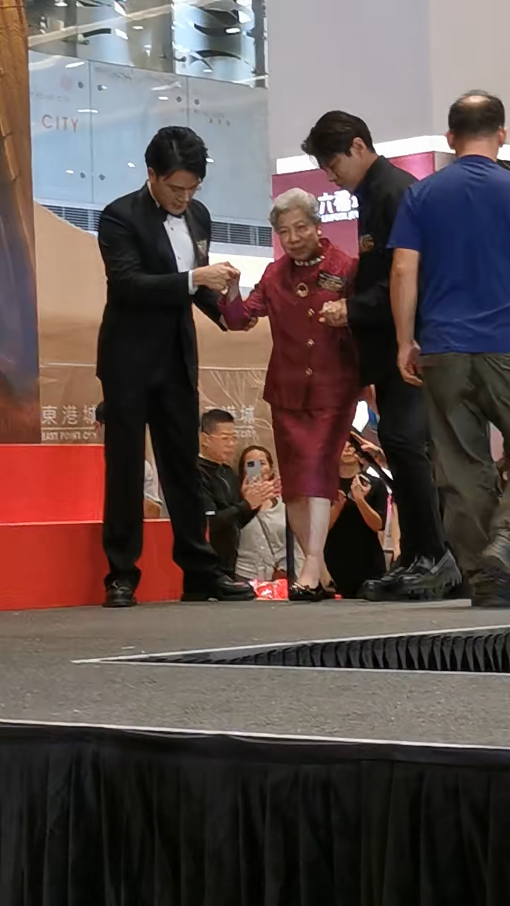 羅蘭上台時需多人攙扶。 羅蘭上台時需多人攙扶。