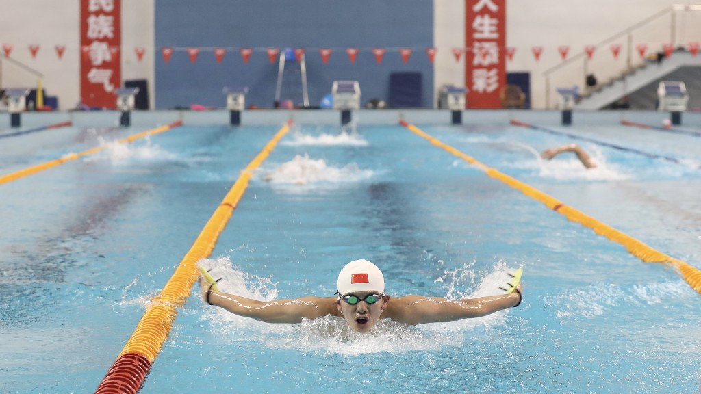 中国国家游泳队队员在北京国家体育总局游泳馆进行训练，备战东京奥运。 新华社