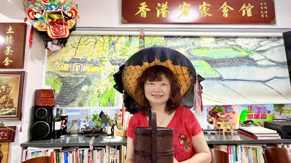 香港客家会馆馆长林文映长年推动本港客家文化，远赴世界各地寻访客家族群的异乡故事。 受访者提供