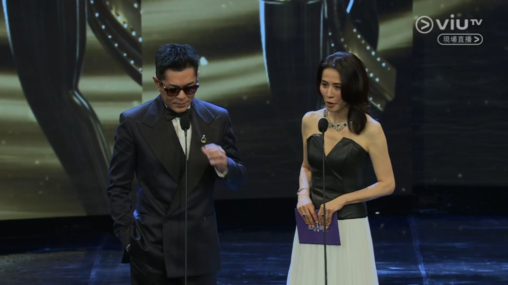 古天乐与宣萱颁发「最佳编剧」。