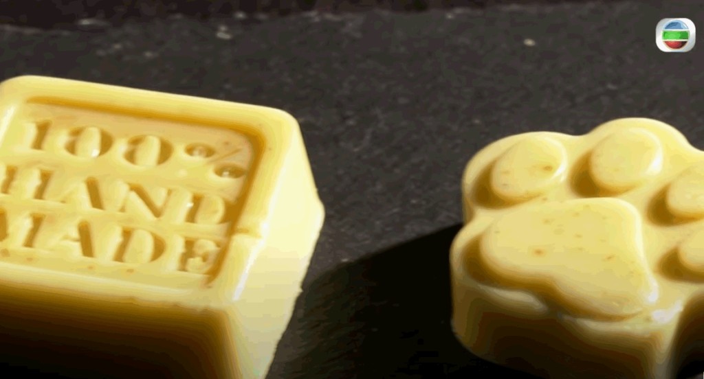 將母乳製成各種的產品。《東張西望》截圖