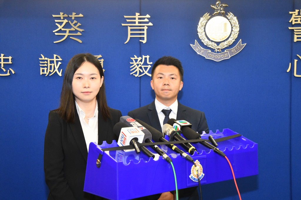 葵青警區重案組第二隊案件主管督察陳青(左)及葵涌特遣隊主管高級督察梁鈞澔(右)。 葵青警區重案組第二隊案件主管督察陳青(左)及葵涌特遣隊主管高級督察梁鈞澔(右)。