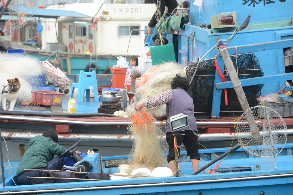 有漁民反映，封關令本地漁業面對「人手」和「維修」兩大掣肘。