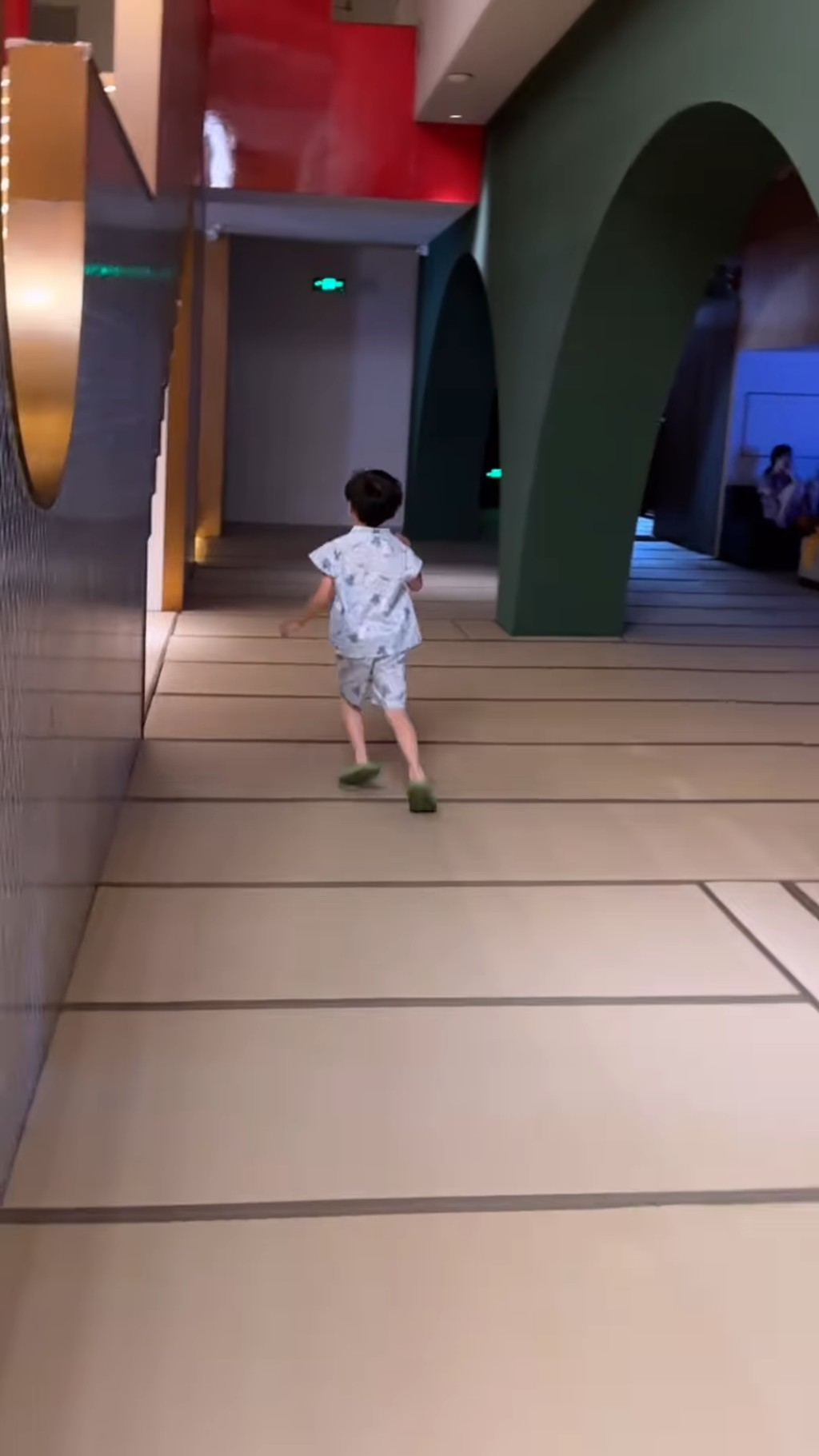 趙浚承囝囝獨個亂跑。 趙浚承囝囝獨個亂跑。