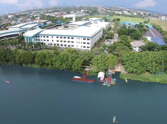 陳禛在泰國即將入讀的國際學校「HARROW」，校園內有湖，環境一流。