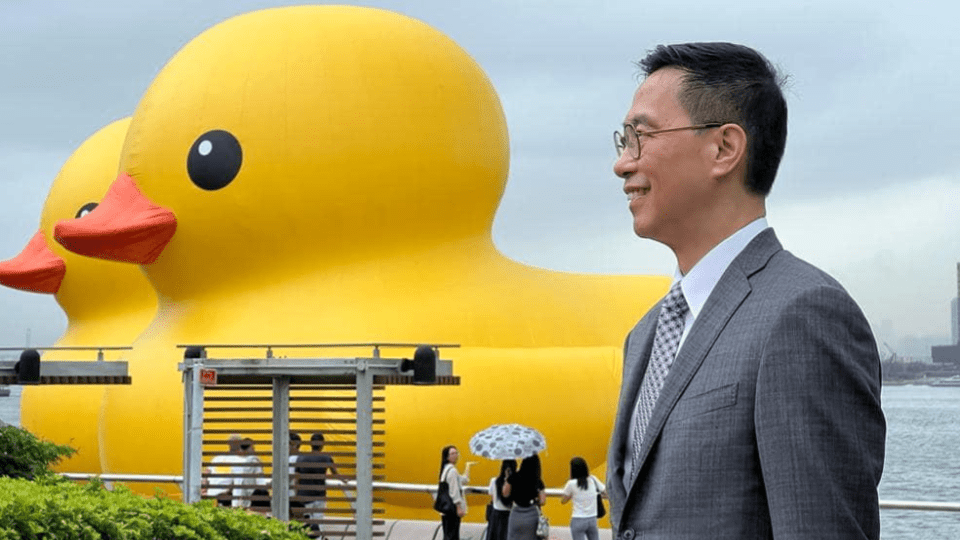 楊潤雄分享同黃鴨創意打卡照。楊潤雄FB圖片