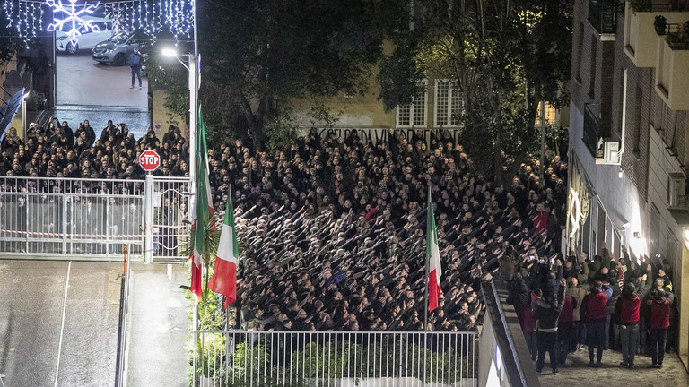 羅馬數百人在周日集體行納粹敬禮，震驚意大利。美聯社
