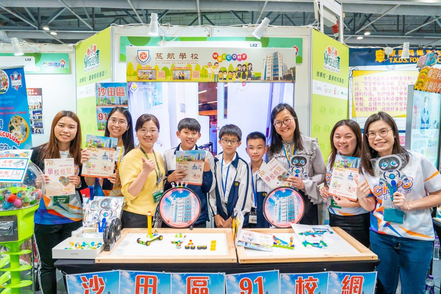 約300間本地幼稚園、小學、中學及大專院校將參與「香港學校展區」,校長及師生都會親身出席。 約300間本地幼稚園、小學、中學及大專院校將參與「香港學校展區」,校長及師生都會親身出席。