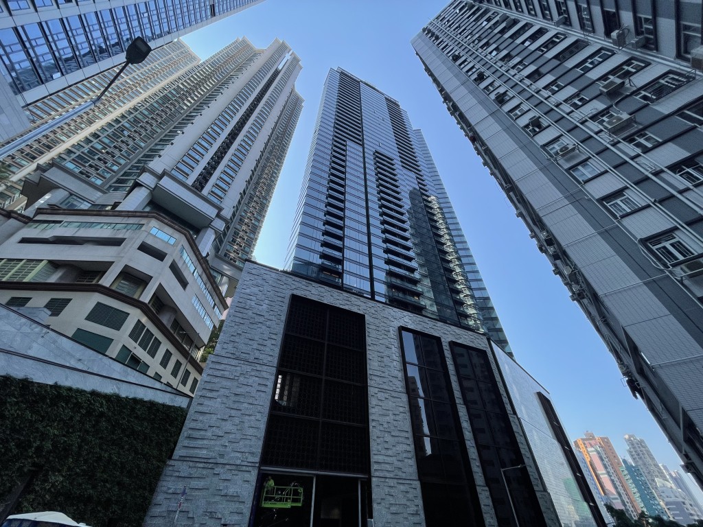 西半山天御氣氛凌厲，本月至今連環售出9伙，套現超過15億。