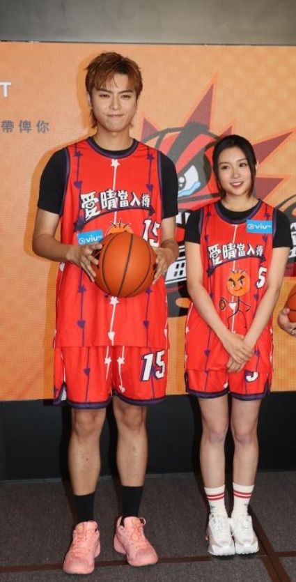 193同Candy因合作综艺节目《公司逼我打篮球》而擦出爱火。