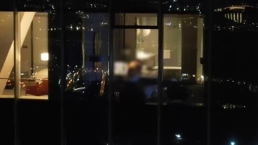 情侣入住苏州IFC高层酒店房无拉窗帘「激战」，被高清无人机全拍下。