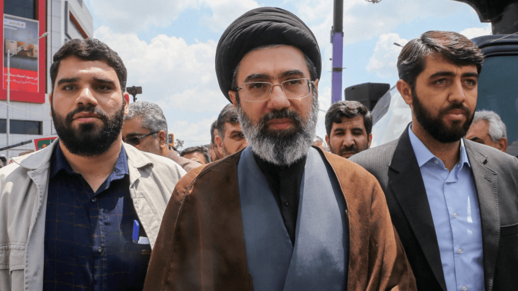 就在伊朗回應美方和案的同一日，伊朗最高領袖穆傑塔巴（Mojtaba Khamenei）接見了武裝部隊中央總部司令阿卜杜拉希，下達新指令。路透社