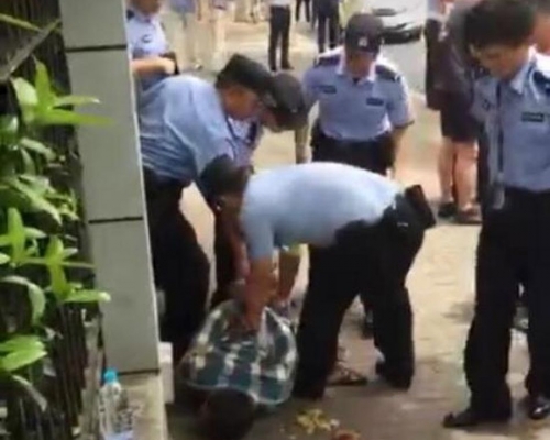 凶徒被制服。网图