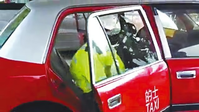警方交通部曾还原的士爆车尾窗的手法，声称有的士司机做手脚令车窗无法完全关闭下，只要一开车门便会爆裂。(影片截图)