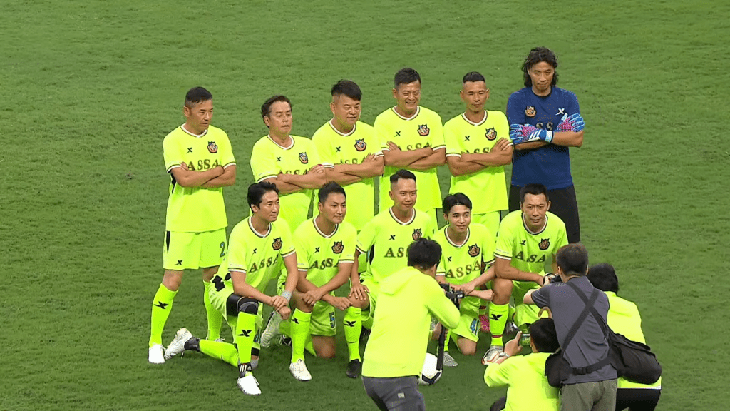 黄日华与谭咏麟、陈百祥等都是「明星足球队」成员。