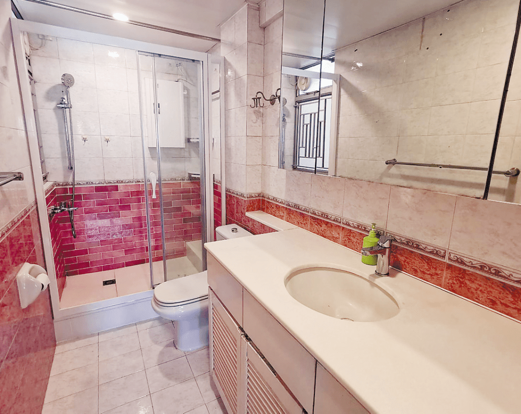 浴室設有淋浴間設計，可保持室內乾濕分離。