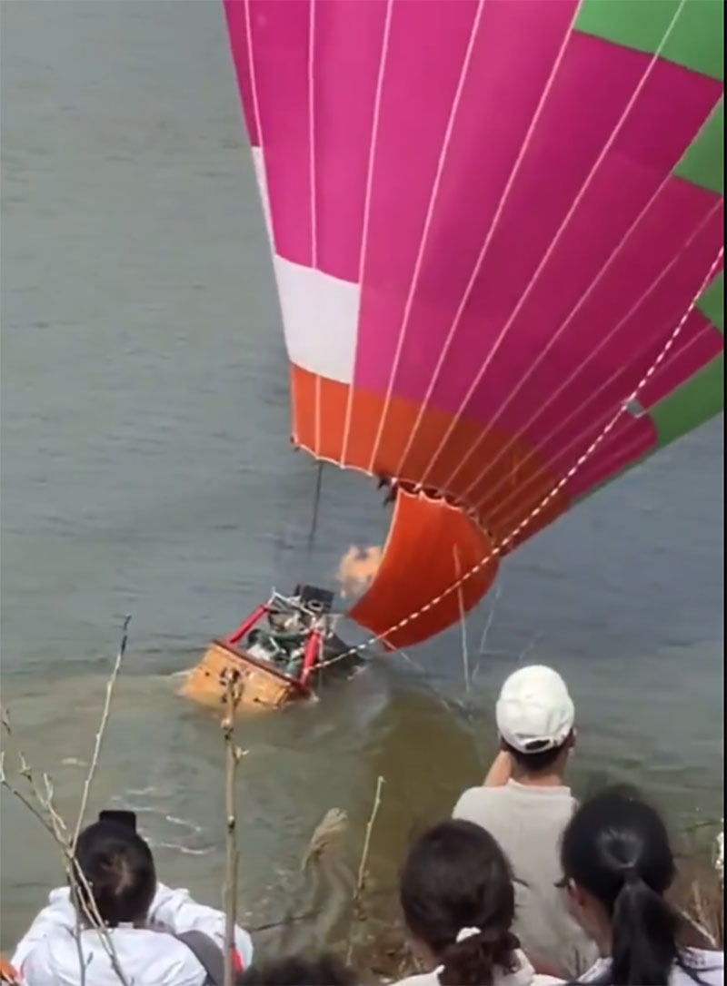 熱氣球的燃燒器仍運作，駕駛人員試圖糾正熱氣球。網片截圖