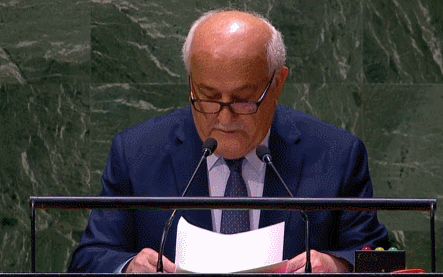 巴勒斯坦常駐聯合國觀察員曼蘇爾拿著演講稿的雙手不斷顫抖。