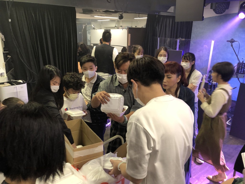 蘇姍出錢又出力為團隊贊助燒鵝飯。