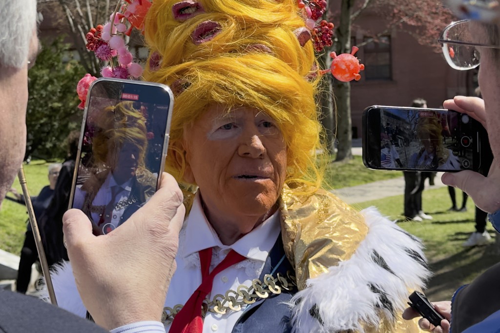 哈佛校友、學生及教職員日前舉行反特朗普示威。美聯社 哈佛校友、學生及教職員日前舉行反特朗普示威。美聯社