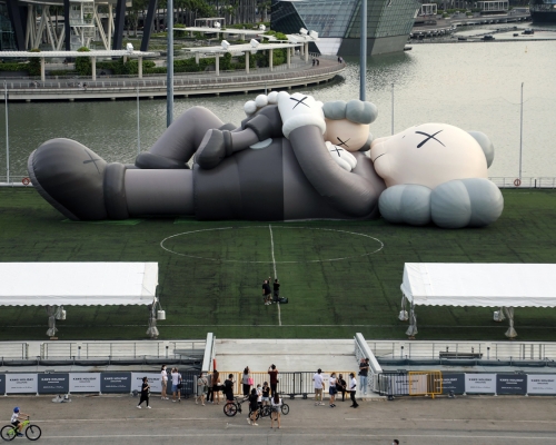 《KAWS:假日》在新加坡的大型吹氣公仔展示活動,因法庭禁制令被迫停辦。網圖