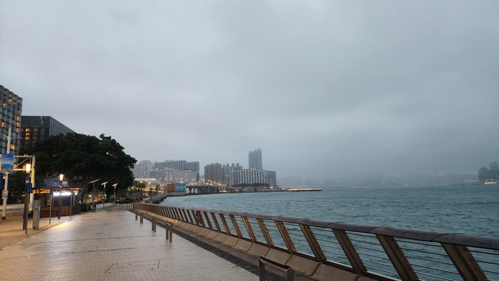 本港地區今日大致多雲,有幾陣雨,部分地區能見度較低。黎志偉攝 本港地區今日大致多雲,有幾陣雨,部分地區能見度較低。黎志偉攝