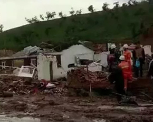 多間民房嚴重損毀。網圖