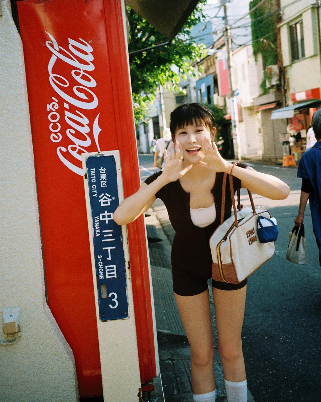 近日古佩玲就身在日本旅行，未知是否事业发展越来越好，她也罕有大派福利，穿上紧身连身短裤。