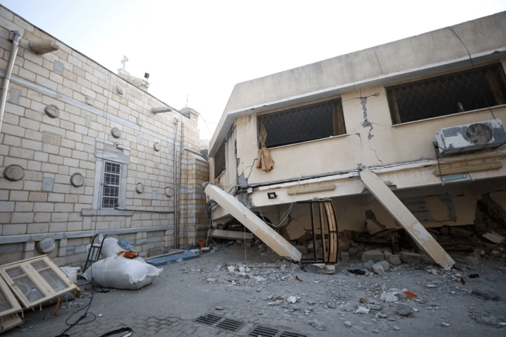 2023 年 10 月 20 日，加沙城希臘東正教聖波菲里烏斯教堂，該教堂因以色列襲擊而受損，逃離家園的巴勒斯坦人在此避難。路透社