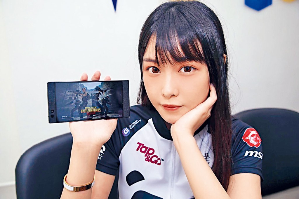 電競界女紅人Deer鹿兒，深受男粉絲追捧。