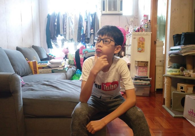 在小四升小五的暑假,10歲的Ray Ho開始拍攝人生第1條YouTube影片。 在小四升小五的暑假,10歲的Ray Ho開始拍攝人生第1條YouTube影片。