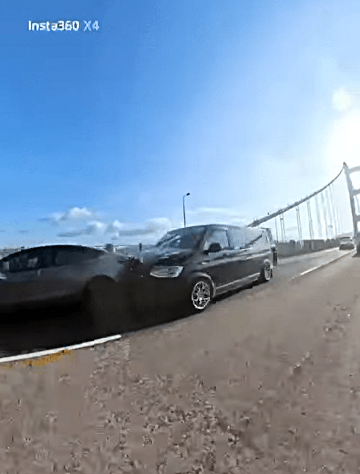客貨車收掣不及撞前車。fb：香港公共交通智庫  