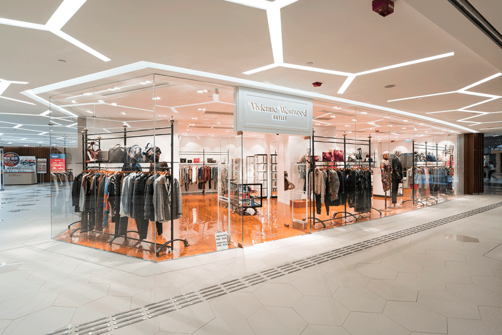 九龙湾九展名店仓场内也有国际级的潮牌Vivienne Westwood专店坐阵。
