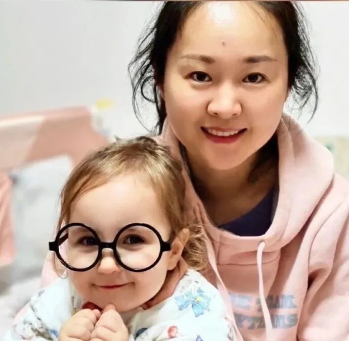 江蘇夫妻生出金髮碧眼女兒，成網絡熱話。