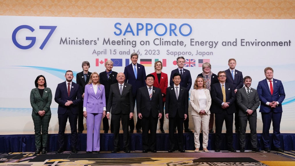 美國氣候特使克里（John Kerry，後排中）到日本札幌出席G7氣候能源環境部長會議。 美聯社