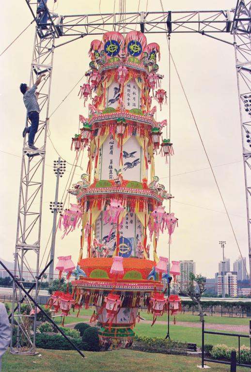 「花燈大王」梁有錦過去製作的花燈。